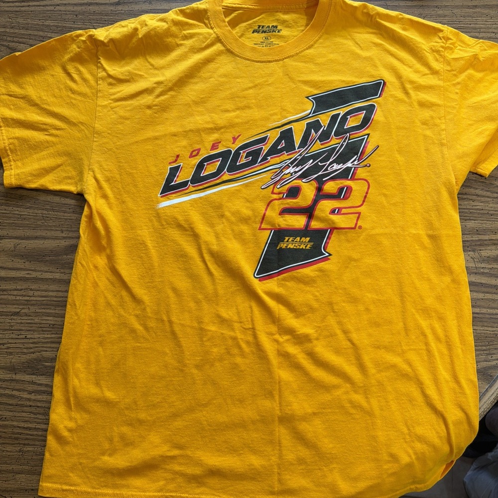 Joey Logano NASCAR Team Penske 22 Racing Graphic T-Shirt Mens XL Yellow